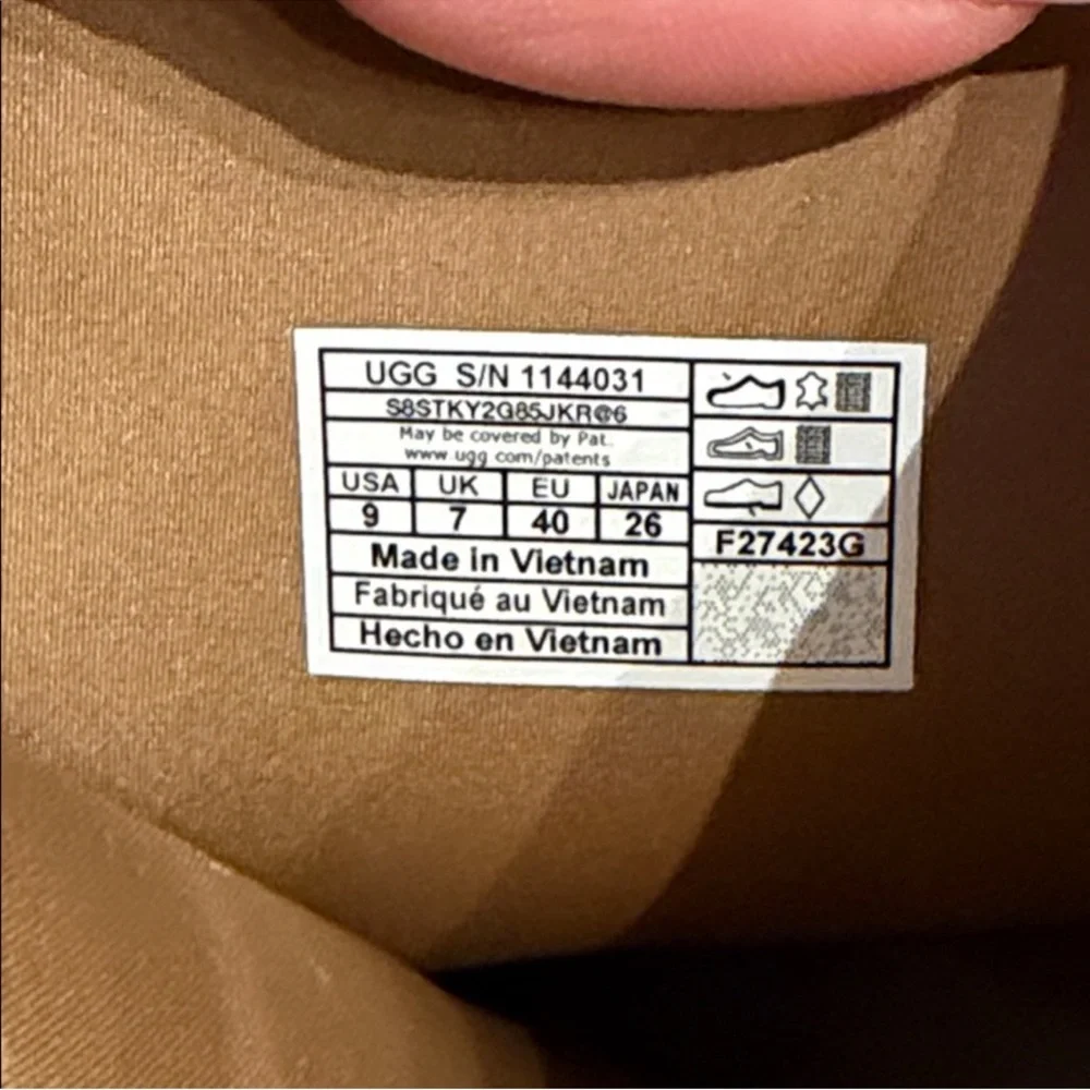 UGG Classic Dipper Boots NWT